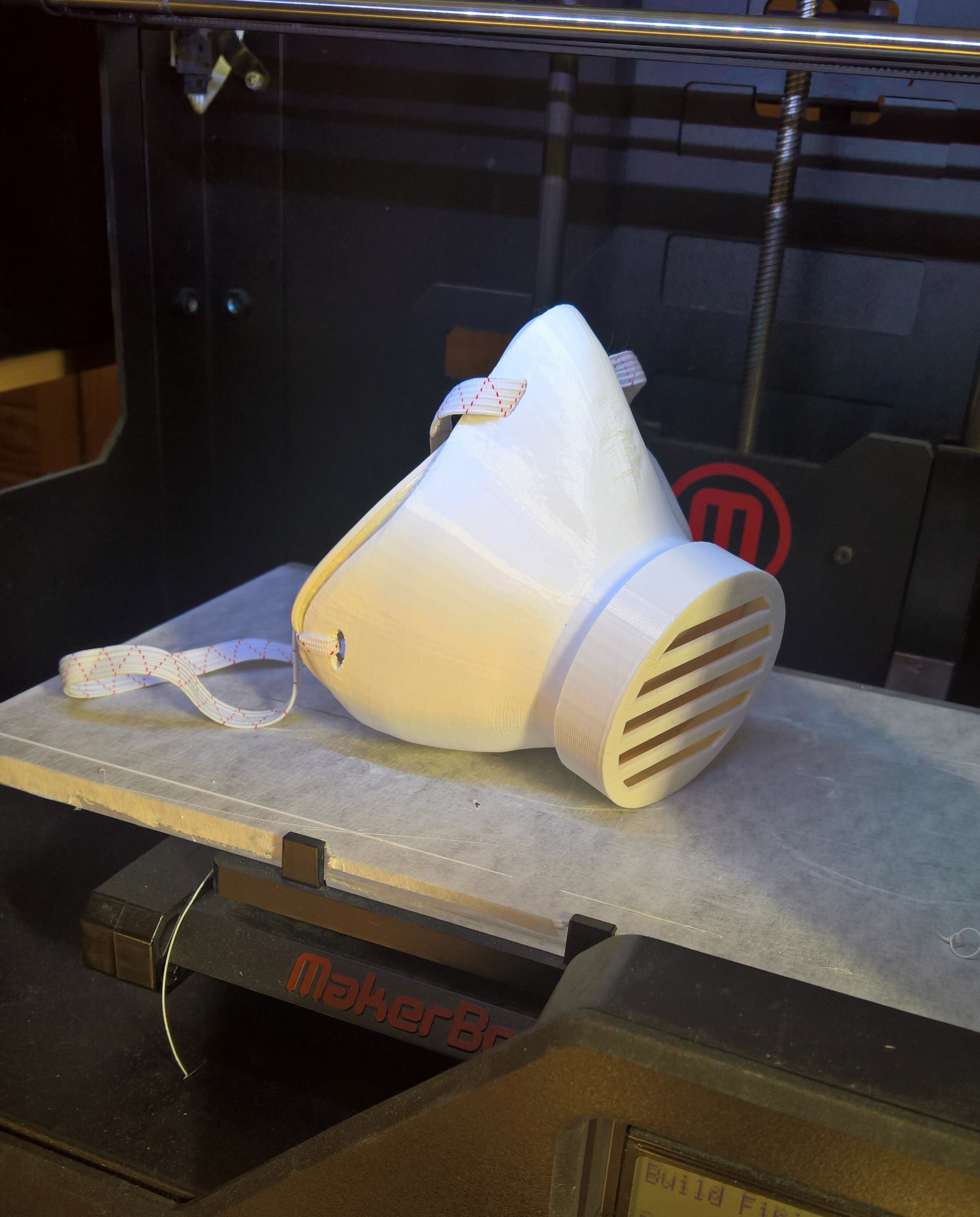 Zusammengebaute Atemmaske im 3d Drucker gedruckt bei PW3d 