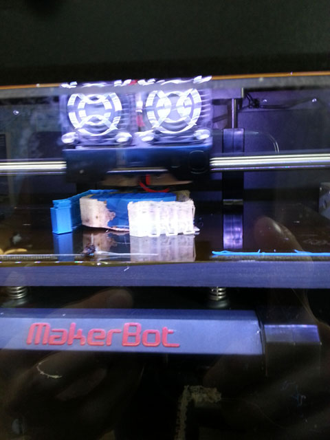 Der erste Druck mit PVA und ABS auf meinem Replicator 2x von Makerbot.