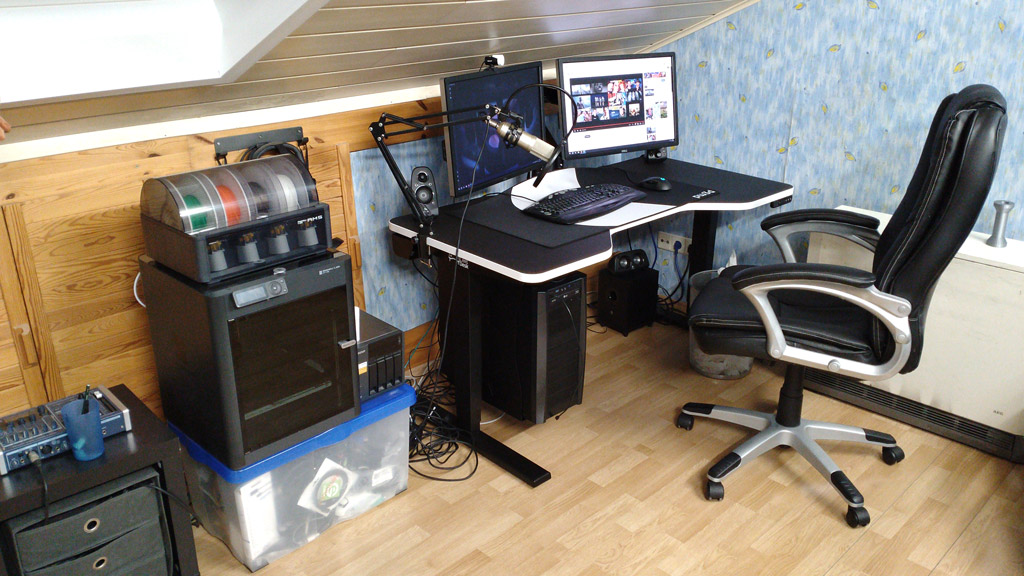 PatchWork3d: My new desk is a LeetDesk Dark Pro 2024