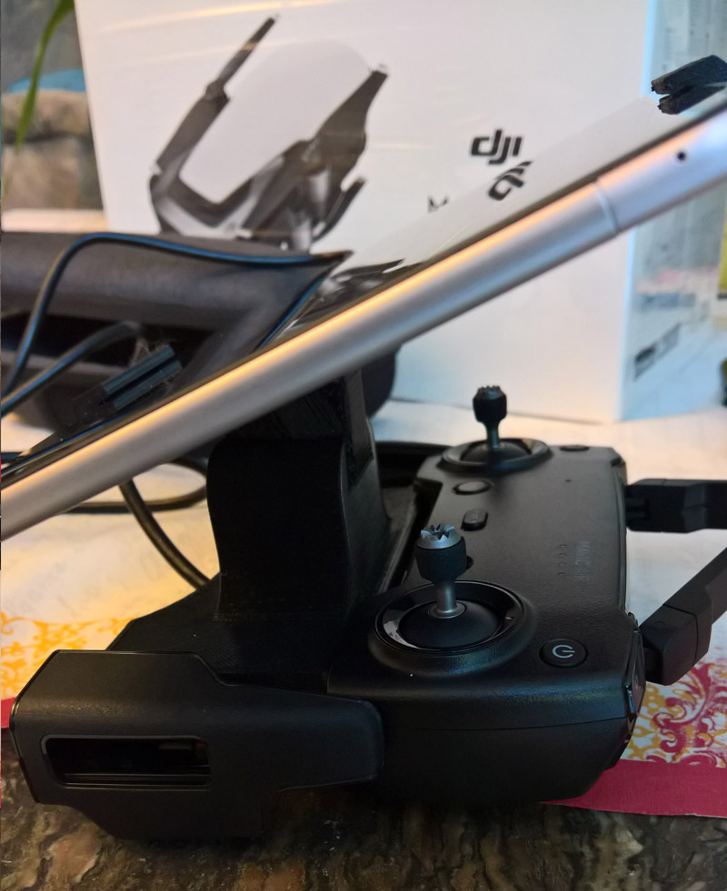DJI Mavic Air Fernbedienung from the side with tablet
