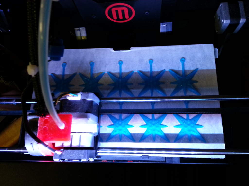 Xmas tree dekorations from the 3d printer: Blue stars to be put on the tree.